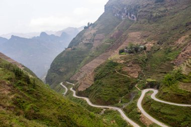 Ha Giang, Vietnam - 18 Mart 2018: teraslı arazi ve Ma Pi Leng geçişi, Vietnam en tehlikeli yolları, yüksek dağlar görünümünü çarpıcı