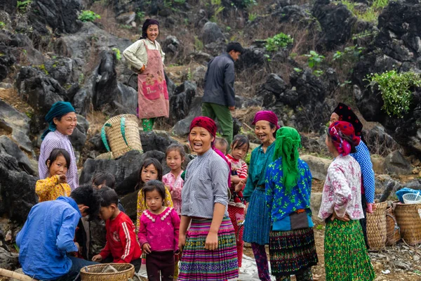 Ha Giang, Vietnam - 17 Mart 2018: renkli etek giydiğini ve Kuzey Vietnam kireçtaşı dağlarda çalışma Hmong etnik azınlık ile ilgili her yaştan kadın