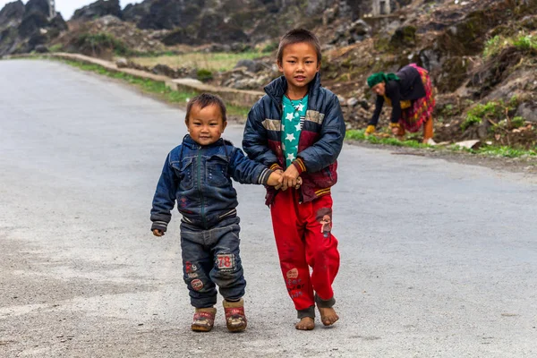 Ha Giang, Vietnam - 18 Mart 2018: Kuzey Vietnam dağ uzak kırsal alanda bir yolda yürürken Hmong etnik azınlık çocuk