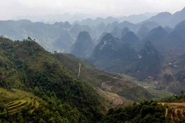 Ha Giang, Vietnam - 18 Mart 2018: doğal Vadisi ile çevrili tepeleri ve Vietnam sisli dağlar pirinç terasları