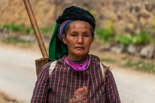 Giang Wietnam Marca 2018 Portret Kobiety Mniejszości Hmong Chodzenia Górach — Zdjęcie stockowe