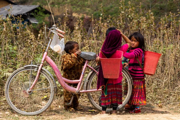 Giang Vietnam Marzo 2018 Bambini Con Cestini Agricoli Che Giocano — Foto Stock