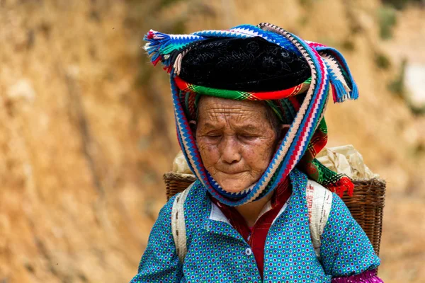 Giang Vietnam Marzo 2018 Mujer Caminando Por Camino Polvoriento Cerca —  Fotos de Stock