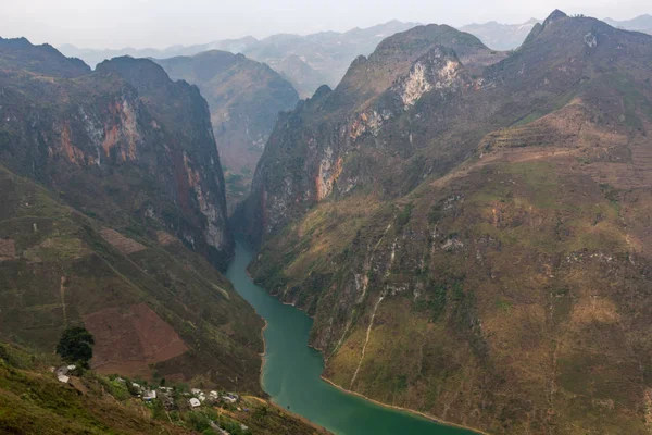 Ha Giang, Vietnam - 18 Mart 2018: görünüm Ma Pi Leng pass Kuzey Vietnam dan dağlarla çevrili Nho Que Nehri'nin çarpıcı