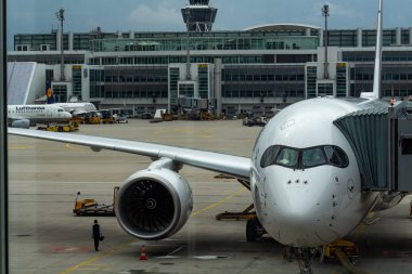 Münih, Almanya - 30 Ağustos 2018: Münih Franz Josef Strauss Terminal 2 havaalanında bir parmak Park A Lufthansa Airbus A350