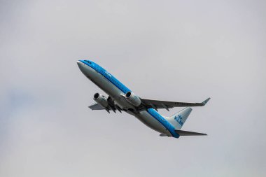 Barcelona, İspanya - 12 Mart 2017: Klm Royal Hollanda havayolları Boeing Barcelona'dan bir rotada Amsterdam Schiphol Havalimanı'na kalktıktan 737