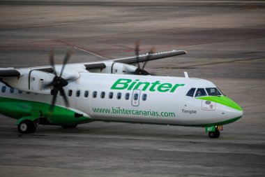 Gran Canaria, İspanya - 20 Şubat 2017: Binter Canarias havayolları Atr42 uçak Gran Canaria Havaalanı Pist üzerinde