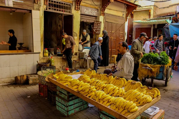 フェズ モロッコ 2017 男古いフェズのメディナに位置する広場でバナナを販売 — ストック写真