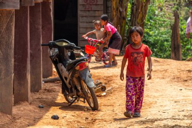 Thakhek, Laos - 20 Nisan 2018: Güney Laos bir uzak kırsal köyde oynayan çocuklar