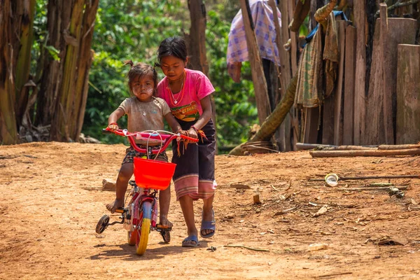 Thakhek Laos Avril 2018 Une Sœur Aînée Apprend Jeune Enfant — Photo