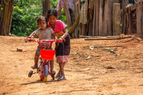 Thakhek Laos Avril 2018 Une Sœur Aînée Apprend Jeune Enfant — Photo