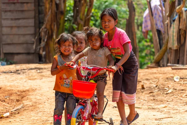 Thakhek Laos Avril 2018 Groupe Enfants Posant Dans Village Rural — Photo