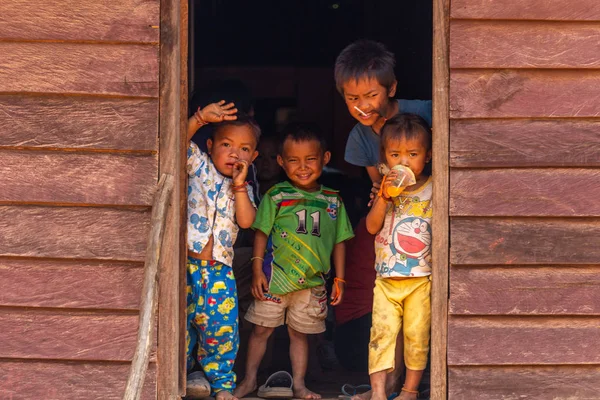 Thakhek Laos April 2018 Children Looking Out Wooden House Remote — Stock Photo, Image