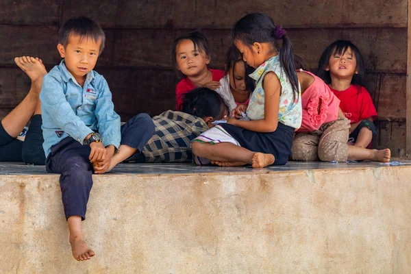 Thakhek Laos Abril 2018 Niños Relajándose Jugando Frente Una Casa — Foto de Stock