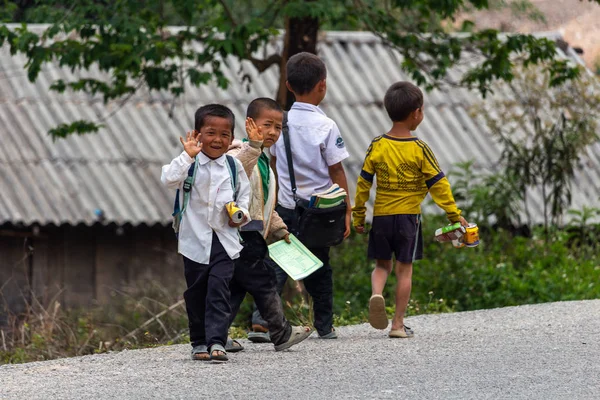 Thakhek Laos Avril 2018 Des Garçons Locaux Marchent Sur Chemin — Photo