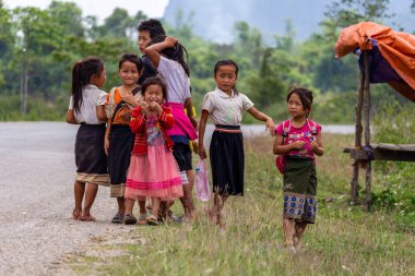 Thakhek, Laos - 20 Nisan 2018: Grup okul kızı Güney Laos uzak bir kırsal kasabada bir sokakta