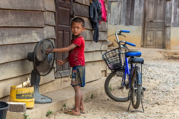 Thakhek Laos Avril 2018 Enfant Issu Une Minorité Ethnique Touche — Photo