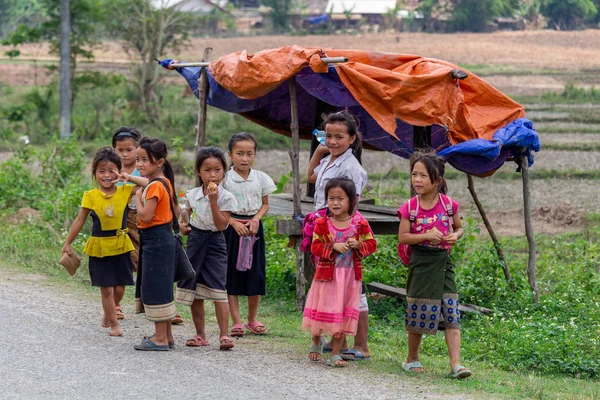 Thakhek Laos Abril 2018 Grupo Niñas Una Calle Remoto Pueblo — Foto de Stock