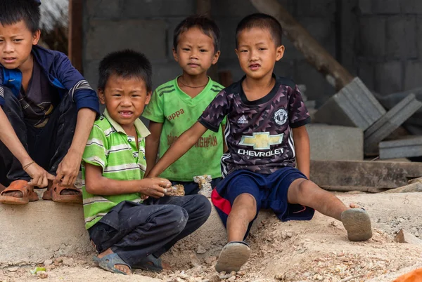 Thakhek Λάος Απριλίου 2018 Ομάδα Τοπικές Αγόρια Κάθονται Μαζί Μπροστά — Φωτογραφία Αρχείου