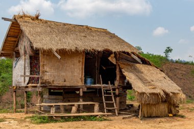 Thakhek, Laos - 20 Nisan 2018: Bambu ev uzak bir kırsal bölgede Laos yeşille çevrili