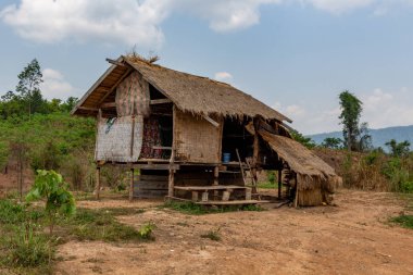 Thakhek, Laos - 20 Nisan 2018: Bambu ev uzak bir kırsal bölgede Laos yeşille çevrili