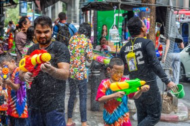 Songkran Thailandese yılbaşı kutlama Silom Bangkok