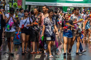 Songkran Thailandese yılbaşı kutlama Silom Bangkok