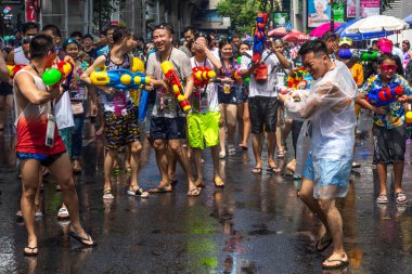 Songkran Thailandese yılbaşı kutlama Silom Bangkok