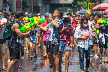 Songkran Thailandese yılbaşı kutlama Silom Bangkok