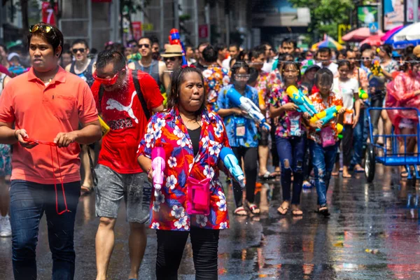 Songkran Thailandese yılbaşı kutlama Silom Bangkok — Stok fotoğraf