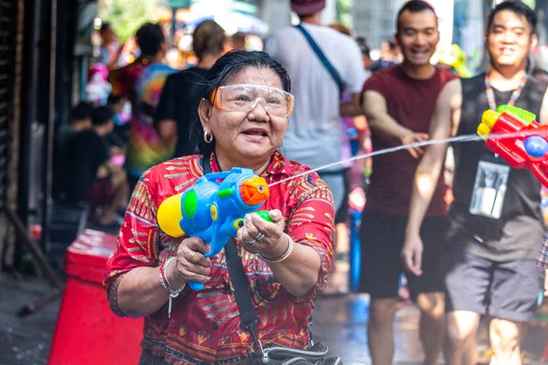 Songkran Thailandese yılbaşı kutlama Silom Bangkok