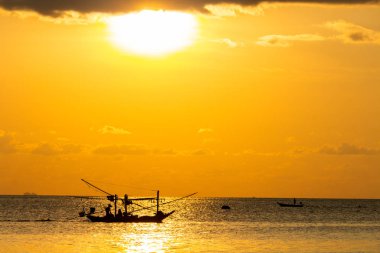 Gün batımında balıkçı teknesi silouhette