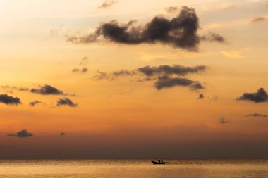 Gün batımında Tayland balıkçı teknesi