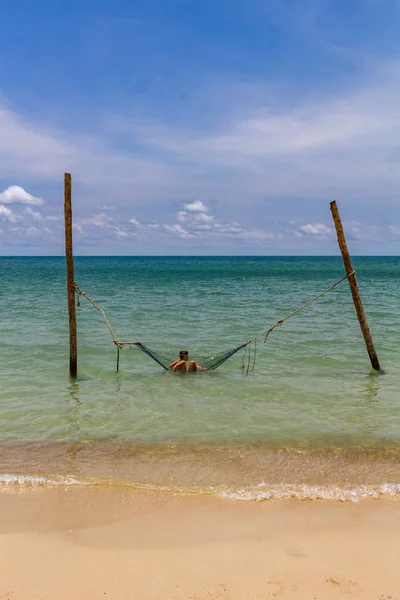 Entspannung in einer Hängematte thailändischen Strand — Stockfoto