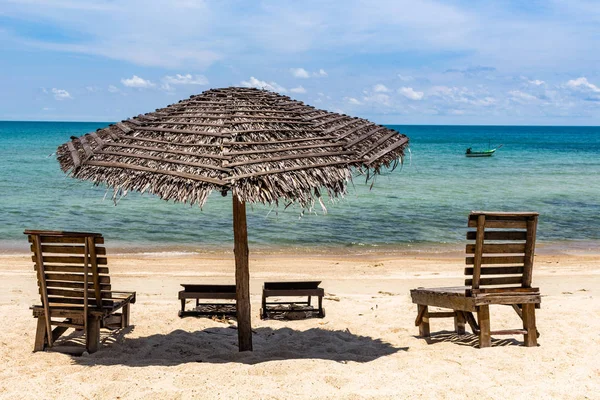 Sonnenschirm und Sonnendeck am Strand von Thailand — Stockfoto