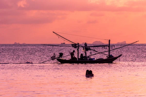 Silouhette barco de pesca ao pôr do sol — Fotografia de Stock