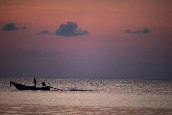 Barca de pescuit la apus Thailanda — Fotografie, imagine de stoc