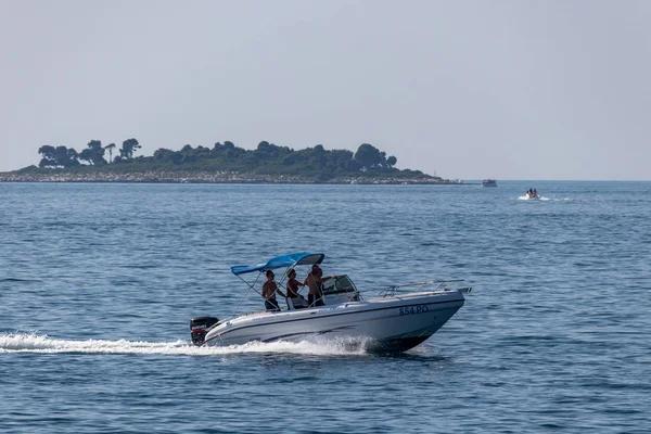 Personnes sur un yacht Istrie Croatie — Photo