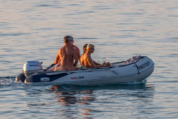 裸のスインガーカップルロヴィニクロアチア — ストック写真