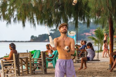 Gün batımında Hokkabazlık Koh Phangan