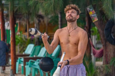 Gün batımında Hokkabazlık Koh Phangan