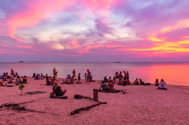 Zen Beach günbatımı Koh Phangan Tayland