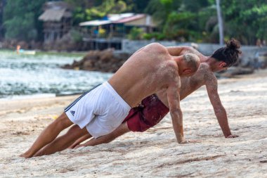 Gün doğumu Tayland sahilde Eğitim