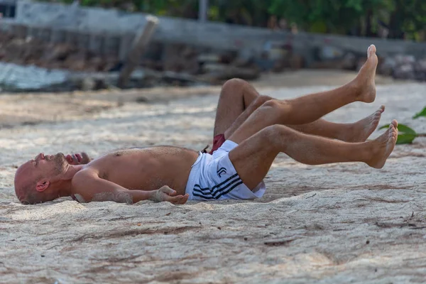 Entraînement sur la plage au lever du soleil Thaïlande — Photo