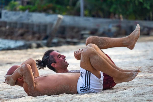 Entraînement sur la plage au lever du soleil Thaïlande — Photo