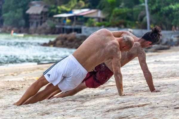 Gün doğumu Tayland sahilde Eğitim