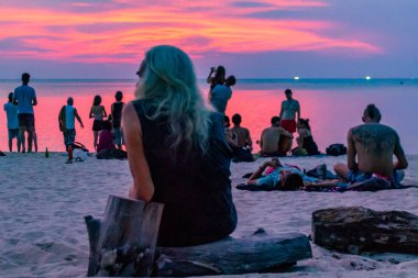 Zen Beach günbatımı Koh Phangan Tayland