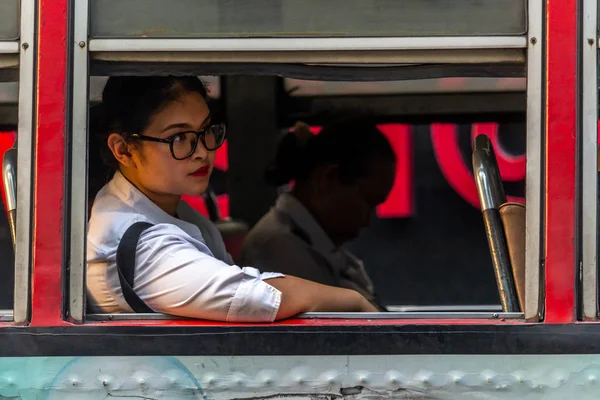 Chica mirando desde un autobús Bangkok — Foto de Stock