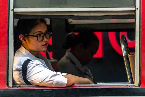 Κορίτσι που κοιτάζει από ένα λεωφορείο Μπανγκόκ — Φωτογραφία Αρχείου