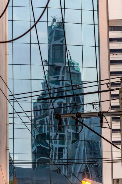 摩天大楼反射在窗户曼谷 — 图库照片